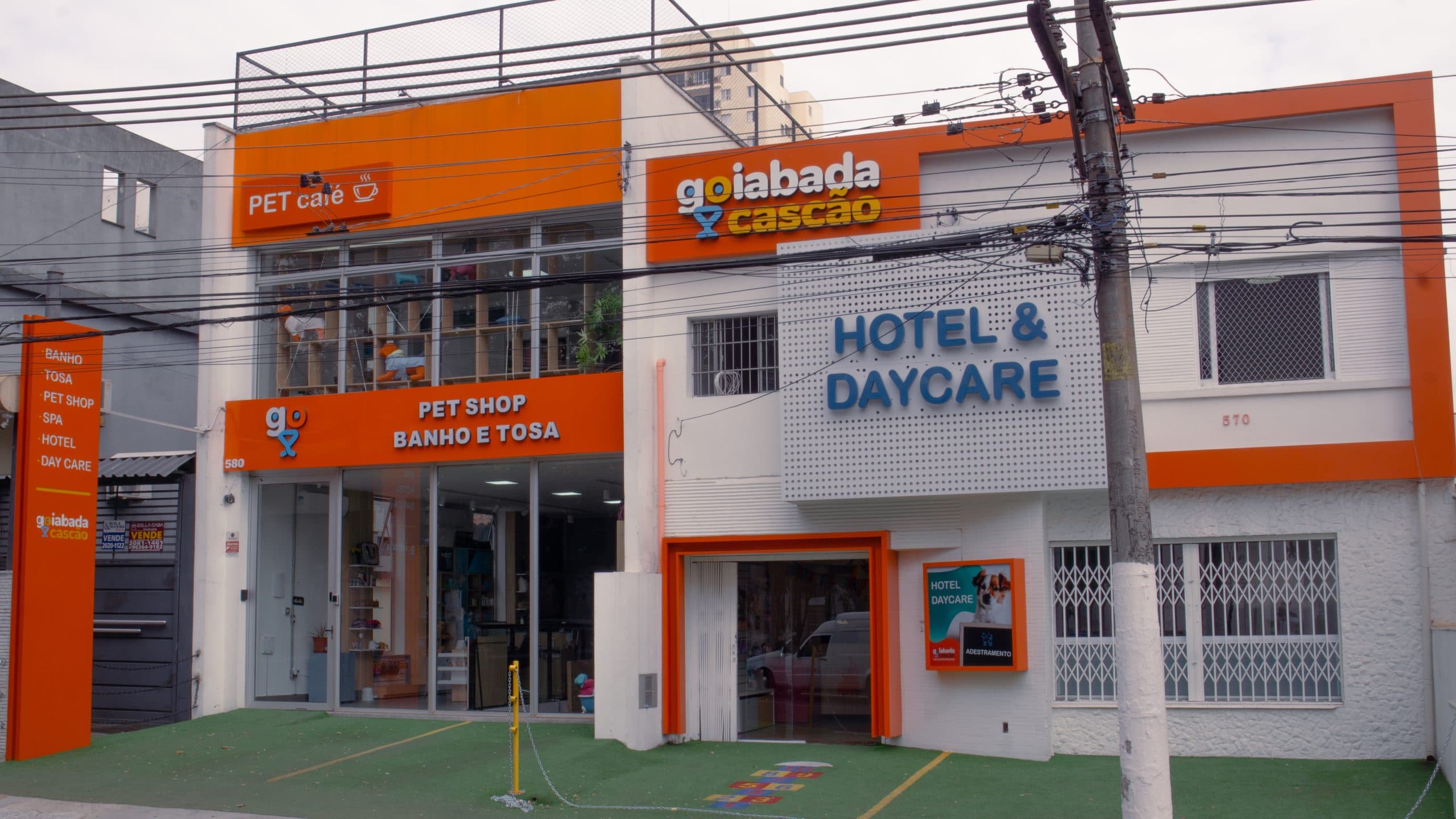 Fachadas das duas unidades da Goiabada Cascão Pet na Av. Paes de Barros: pet shop e hotel com day care